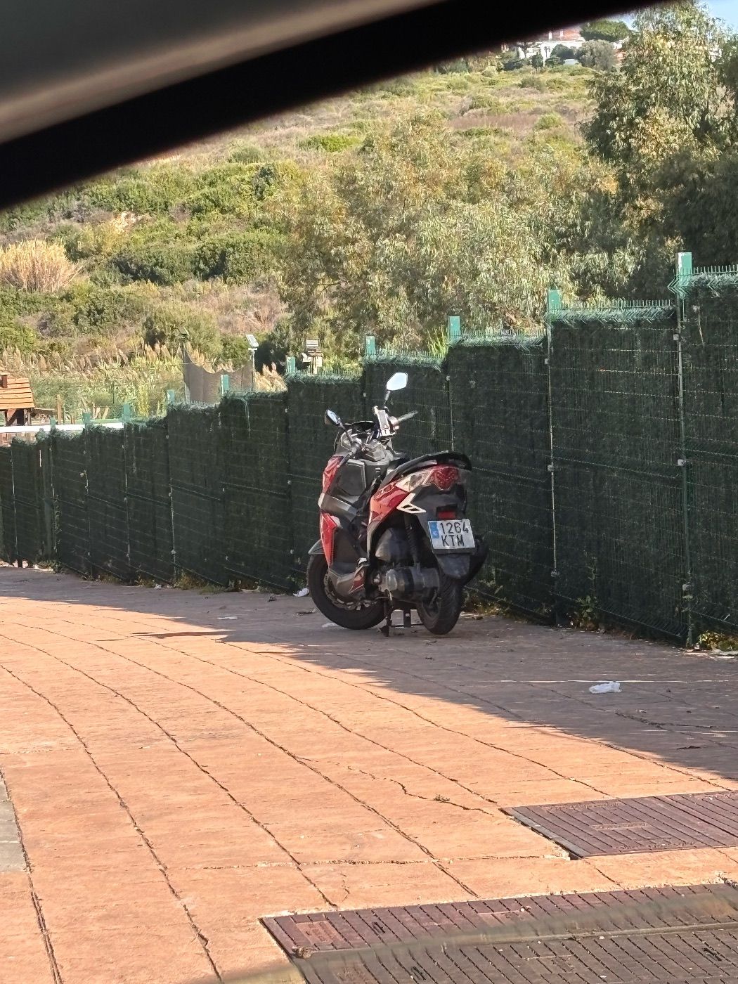 Vecinos que aparcan sus motos en acerados.