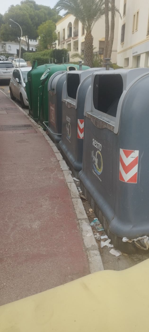 Suciedad que se acumula y no se limpia junto a los contenedores de Monte Duquesa
