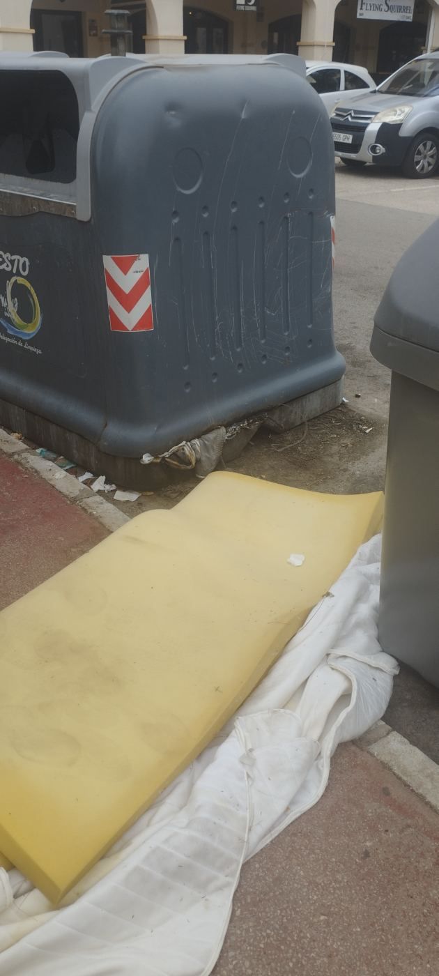 Suciedad que se acumula y no se limpia junto a los contenedores de Monte Duquesa