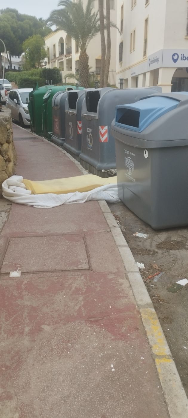 Suciedad que se acumula y no se limpia junto a los contenedores de Monte Duquesa