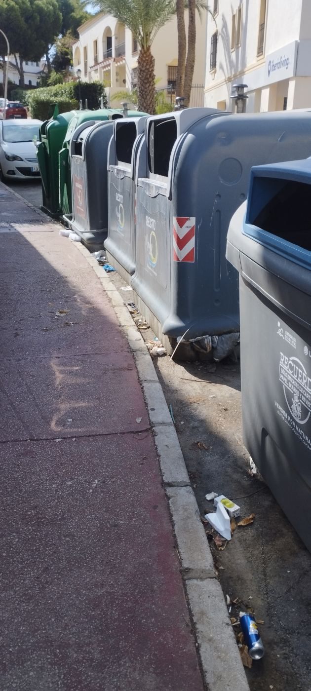 Suciedad que se acumula y no se limpia junto a los contenedores de Monte Duquesa