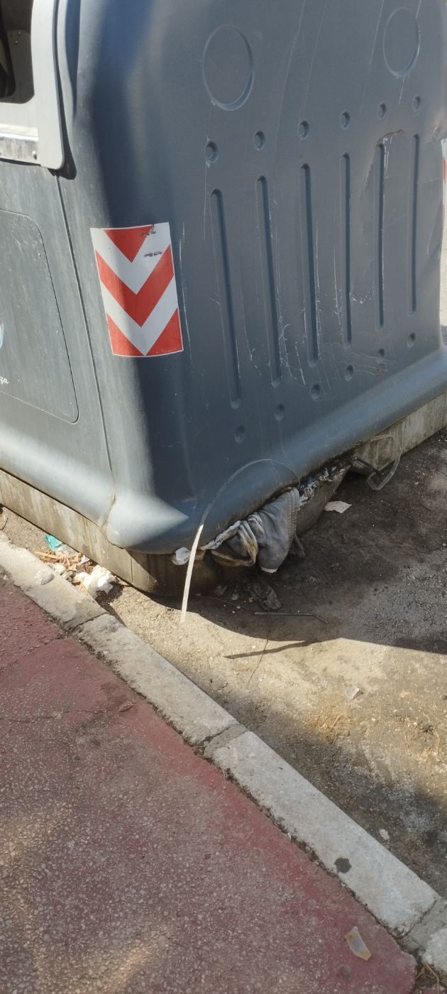 Suciedad que se acumula y no se limpia junto a los contenedores de Monte Duquesa