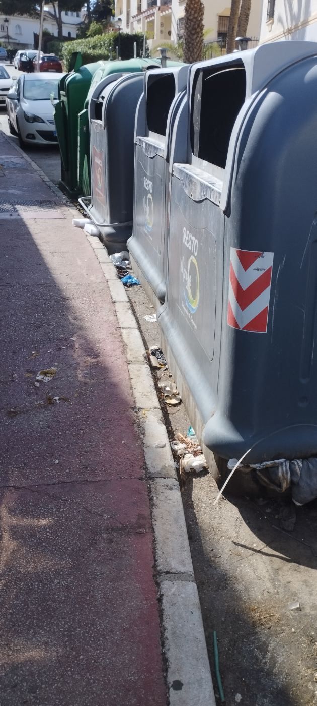 Suciedad que se acumula y no se limpia junto a los contenedores de Monte Duquesa