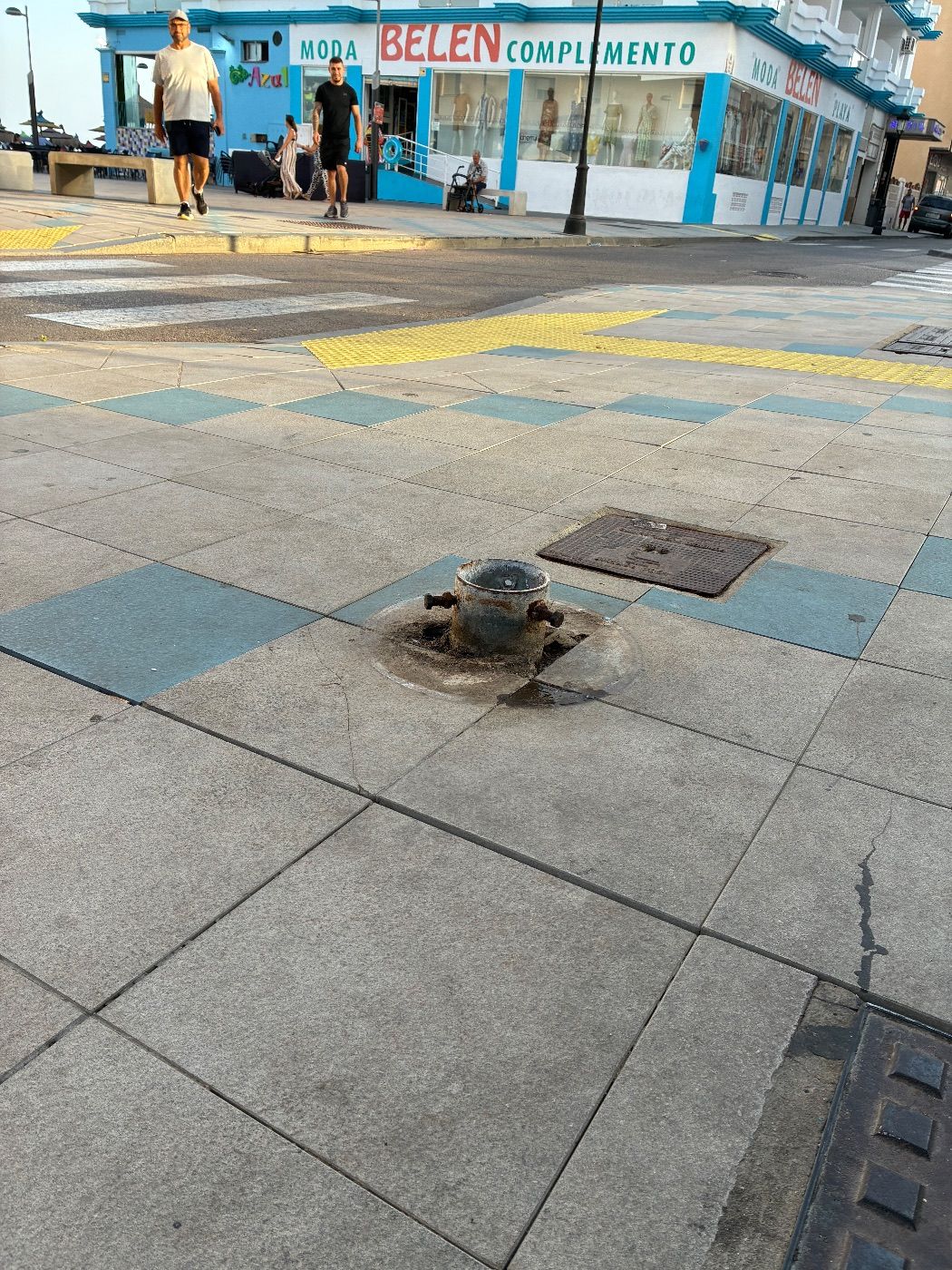Un saliente de una farola o algo metálico que sale desde el suelo