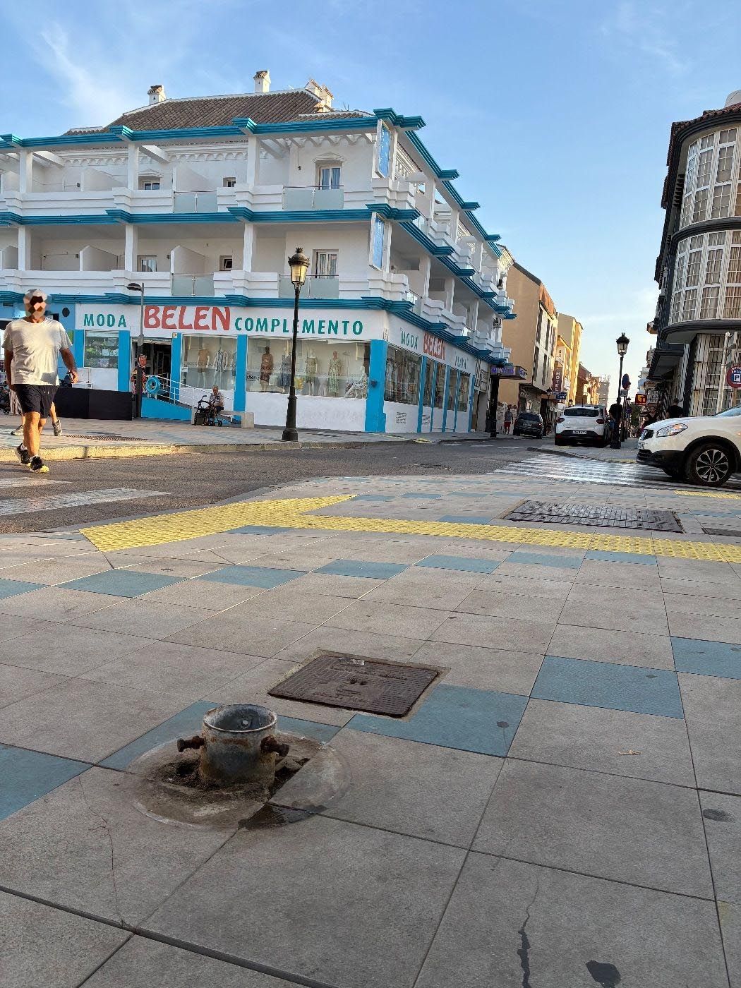 Un saliente de una farola o algo metálico que sale desde el suelo
