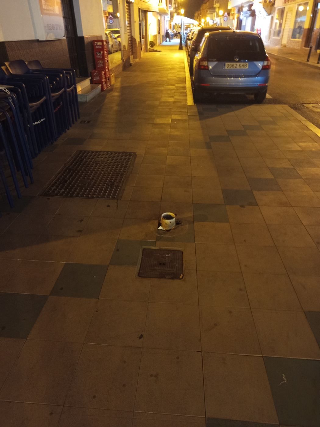 Farola quitada en acera sin señalización.