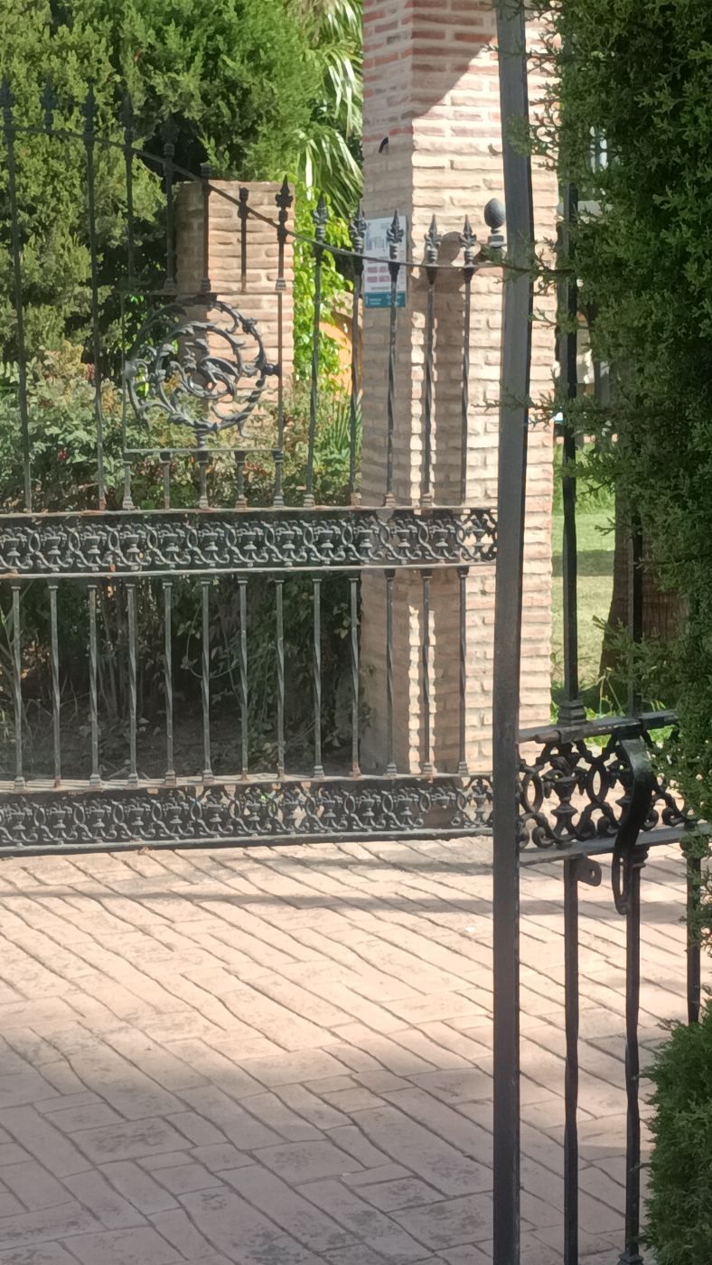 Cristales en una de las entradas del parque de villamatilde