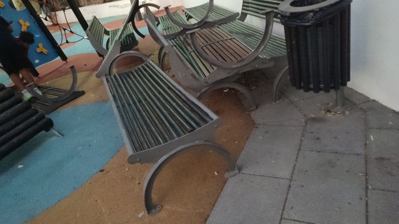 Bancos tirados por todo el parque de la vendimia