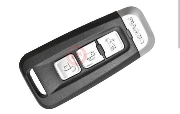 Llave electrónica junto a llevecita roja en llavero de tela