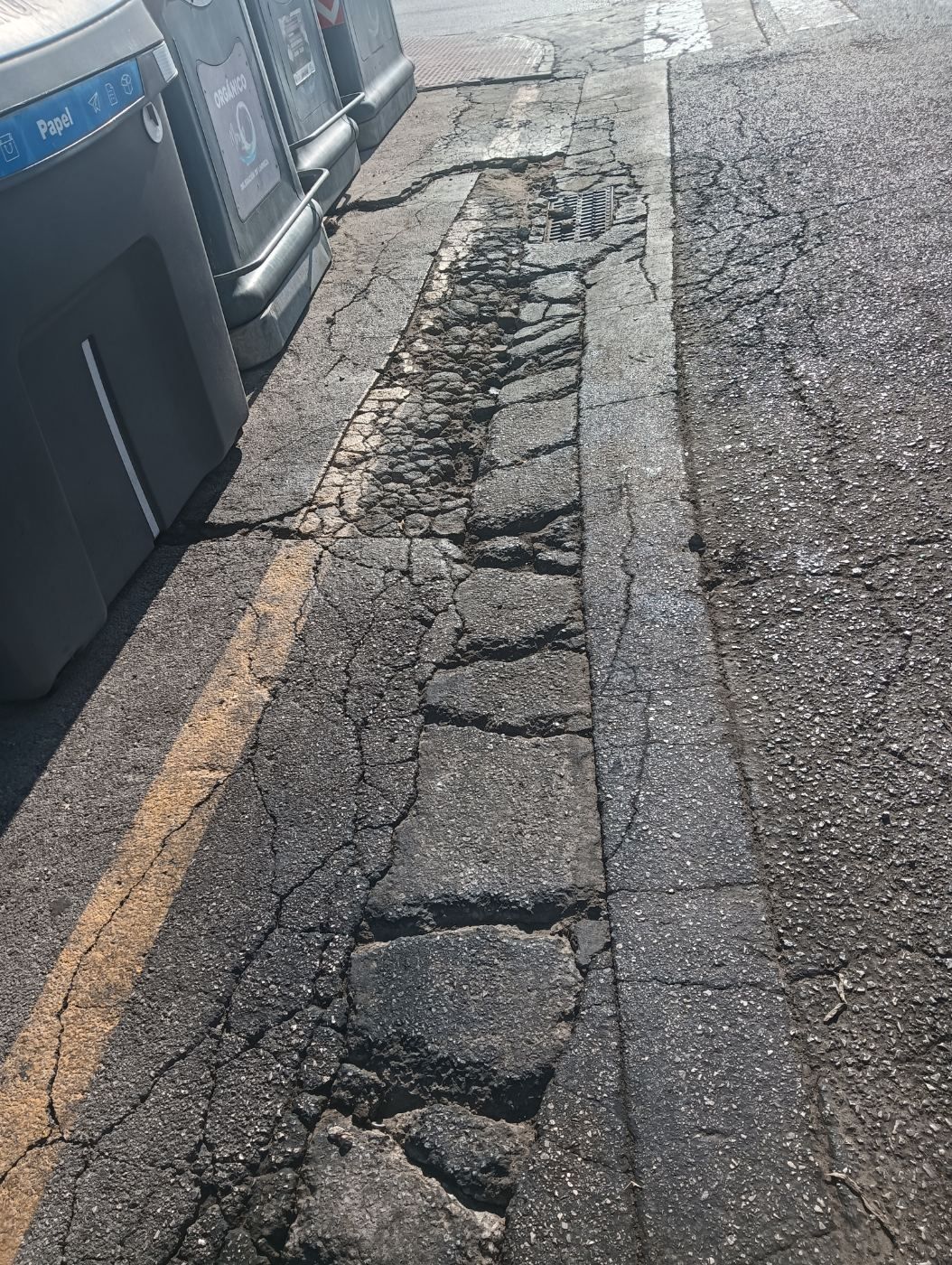 La calle Goya está hecha polvo, acerado levantado, suciedad