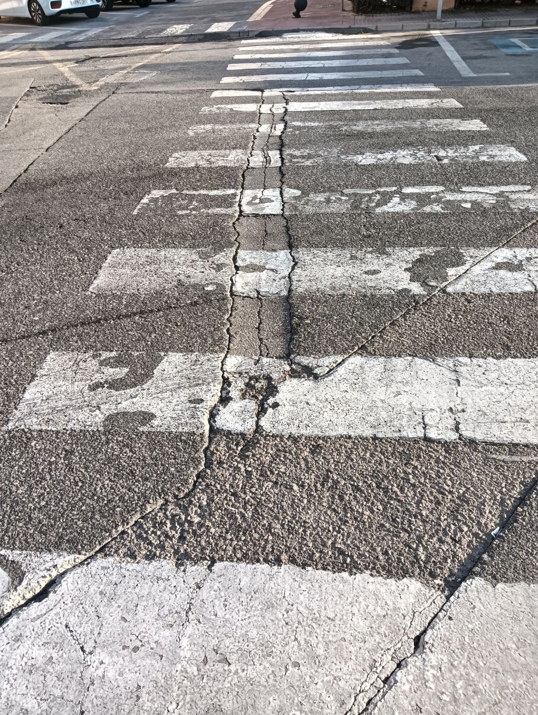 La calle Goya está hecha polvo, acerado levantado, suciedad