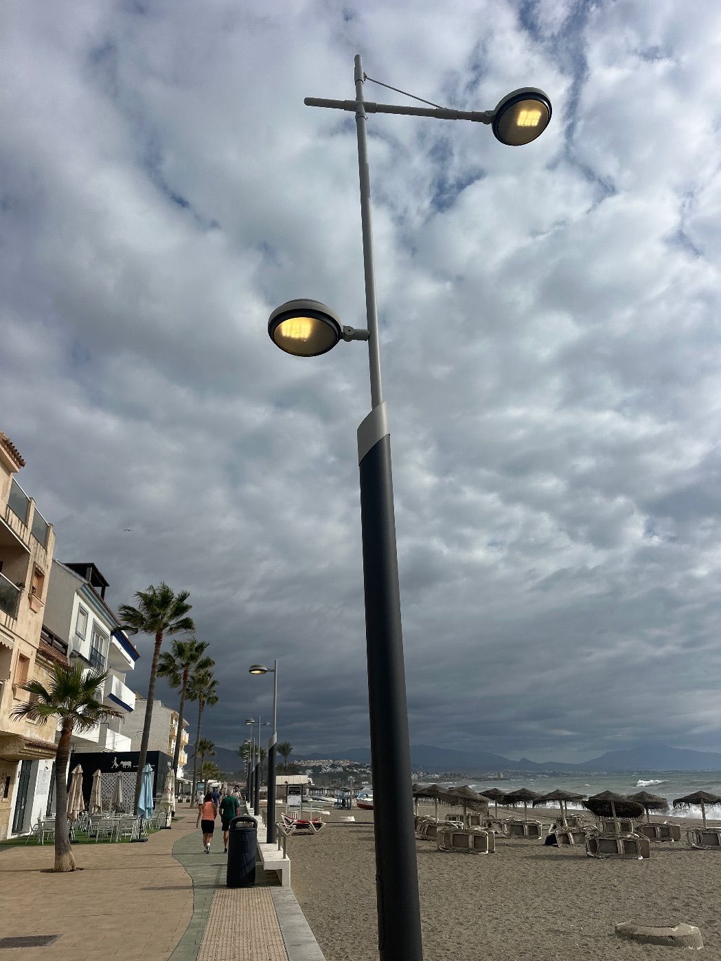 11:00 de la mañana la luz de todo el paseo encendidas!