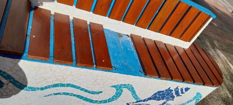 Tornillos a medio sacar de asientos y tablas arrancadas.