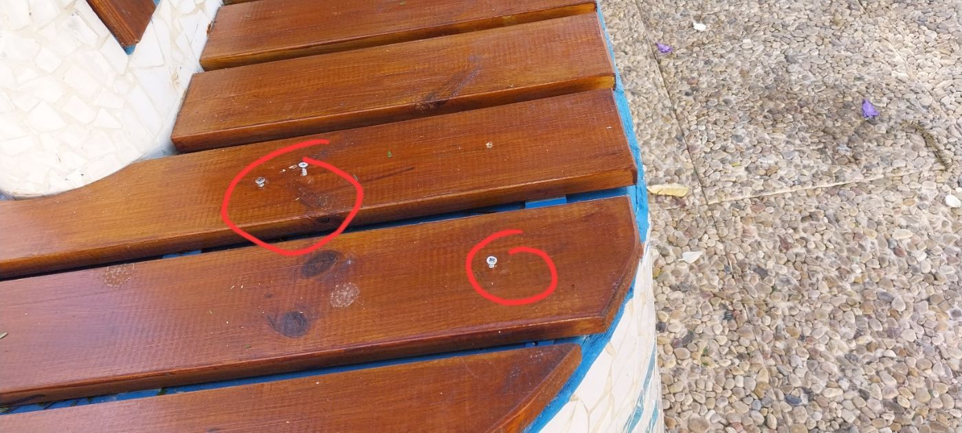 Tornillos a medio sacar de asientos y tablas arrancadas.