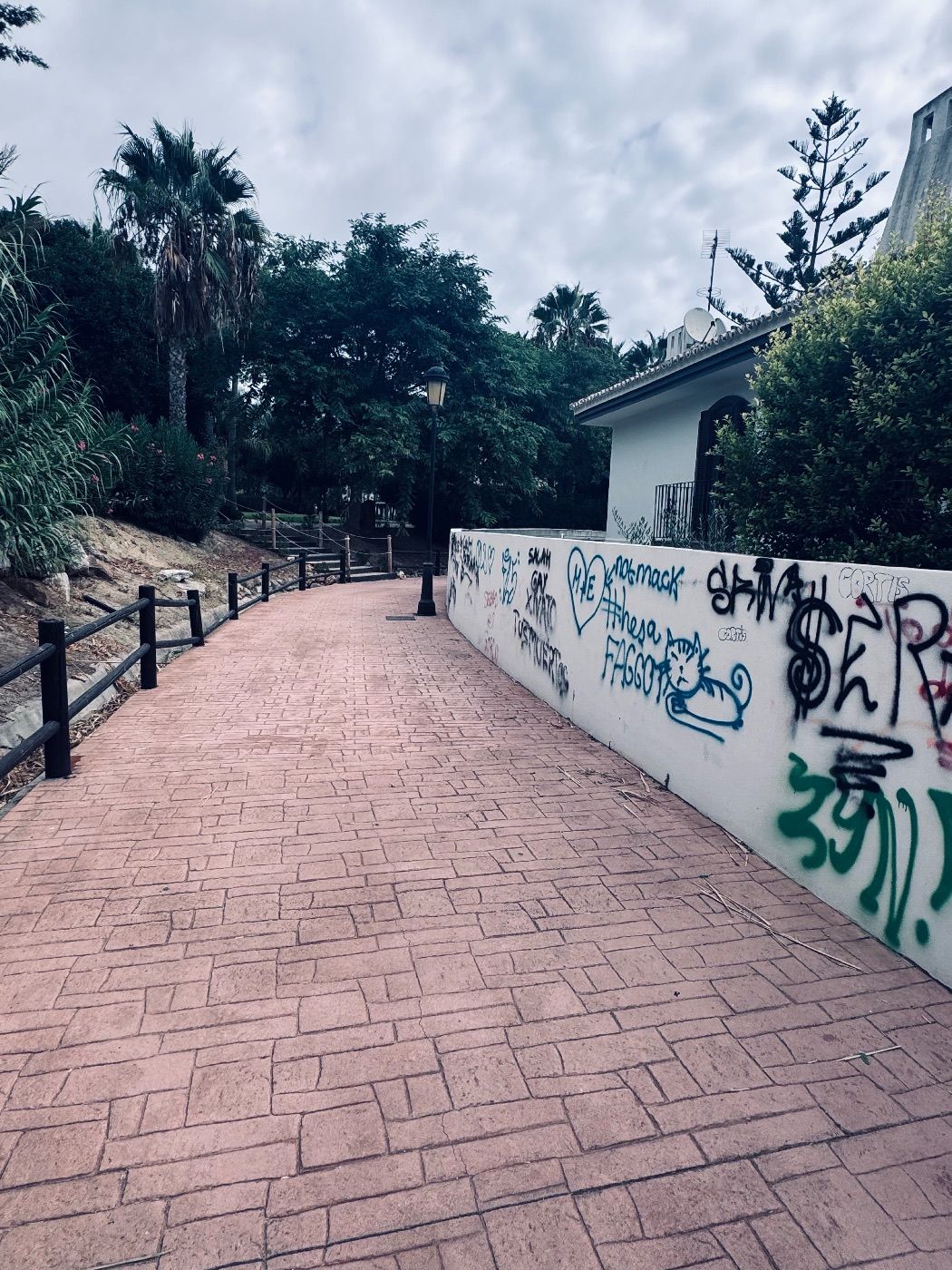 Destrozo de mobiliario urbano y contaminación por aguas fecales