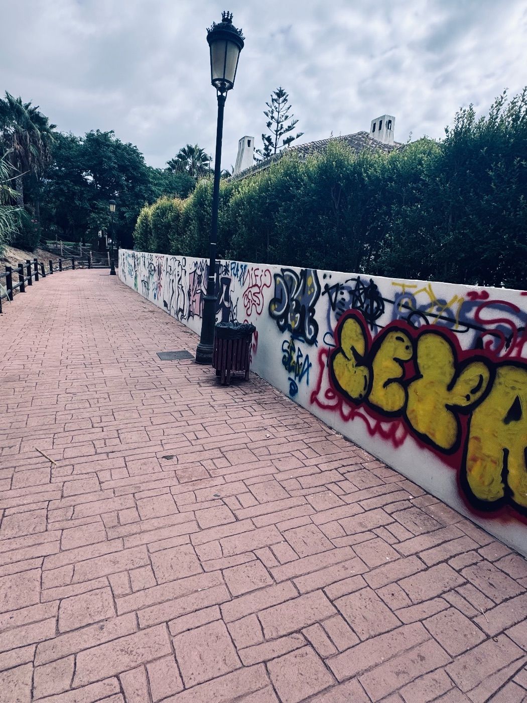 Destrozo de mobiliario urbano y contaminación por aguas fecales