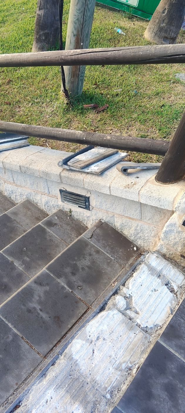 Losas sueltas de escalera. Meses así y es un peligro.