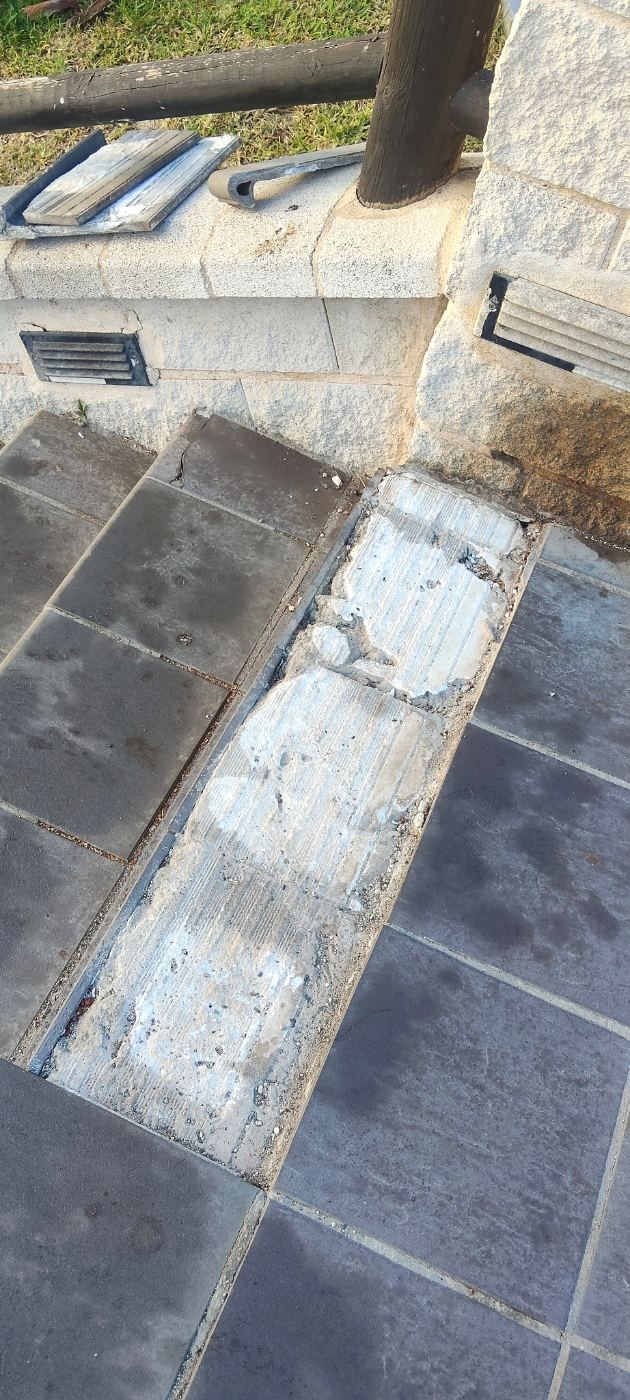 Losas sueltas de escalera. Meses así y es un peligro.