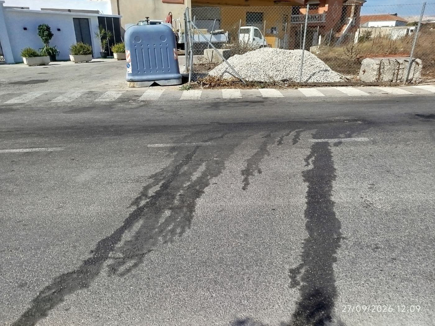 Asfalto lleno de líquido de basura y aceite camión
