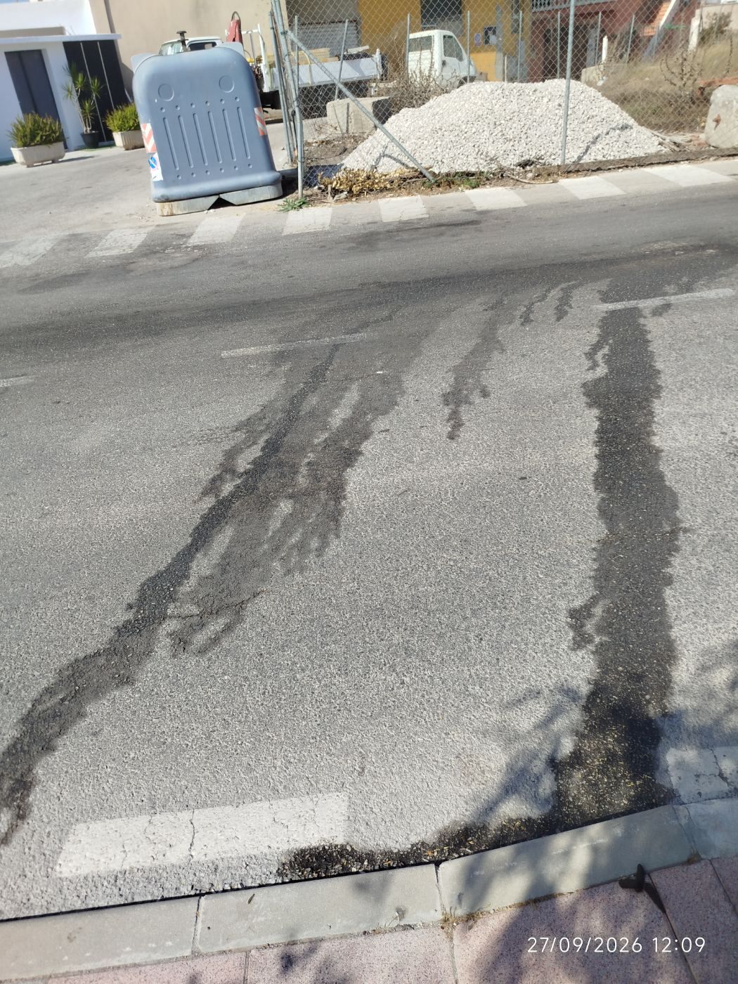 Asfalto lleno de líquido de basura y aceite camión