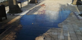 Aparece una mancha de alquitran en plena calle