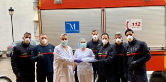 Bomberos entregan mascaras a los sanitarios de Sabinillas mascarillas sanitarias
