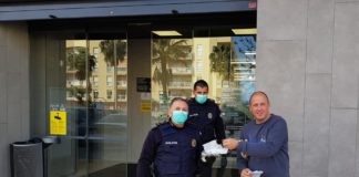 La Policía Local entrega mascarillas en los establecimientos Policia Local Manilva
