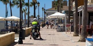 Última prueba de las oposiciones Policía Local Policias por el paseo marítimo