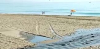 Hidralia repara una tuberia que vertía agua limpia a la playa