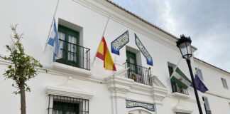 Plan de igualdad en el Ayuntamiento de Manilva Ayuntamiento banderas a media asta