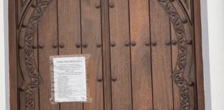 Se restablecen los servicios municipales de manera presencial Puerta del Ayuntamiento
