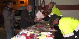 Entrega de uniformes a los trabajadores de obras Entrega de ropa