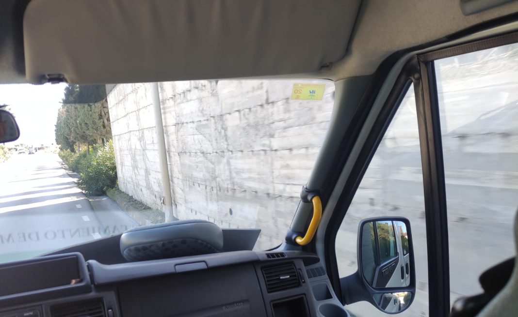 Autobus de Manilva circulando con la ITV caducada