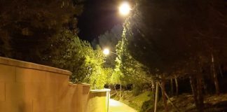 El paseo junto al campo de futbol recobra su iluminación
