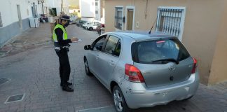 Un menor ocasiona daños a diferentes vehículos Policía Local de Manilva