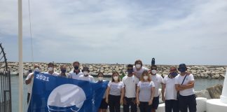 Izada de la bandera azul en el Puerto de la Duquesa Parte del equipo Puerto de La Duquesa