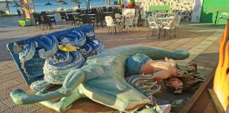 El muñeco de San Juan amanece destrozado en el suelo
