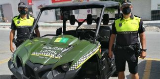 Dos policías locales en el servicio de playas buggy