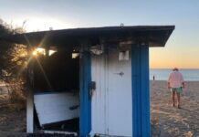 Arden los baños de la playa de La Noria Aseos de la Noria