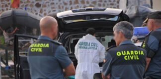Hallan un cadáver amortajado en el interior de una vivienda