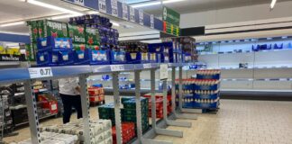 Se empieza a notar la falta de suministros en algunos supermercados locales foto del Lidl esta misma tarde