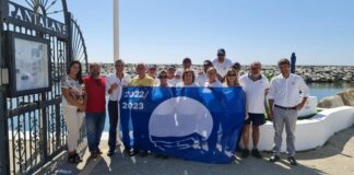 Izada de la bandera azul en el Puerto de la Duquesa
