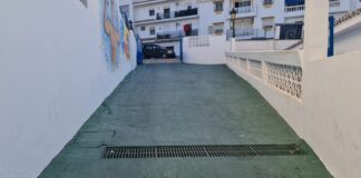 Trabajos de pavimentación en el entorno de la piscina municipal de Manilva piscina municipal de Manilva