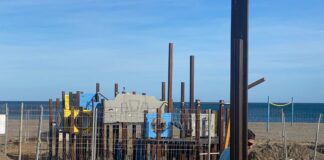 Comienza la construcción del nuevo parque infantil parque en la playa