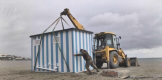 Comienza la instalación de los nuevos aseos para playas