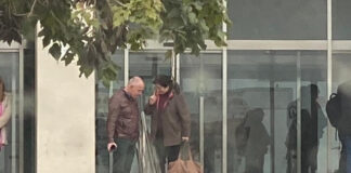 Este viernes continúa el juicio del «Caso Manilva» Antonia Muñoz y Mario Jimenez puerta de los juzgados de Málaga