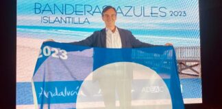 26 años de bandera azul en el Puerto de la Duquesa Rafael Aznar posando con la Bandera Azul