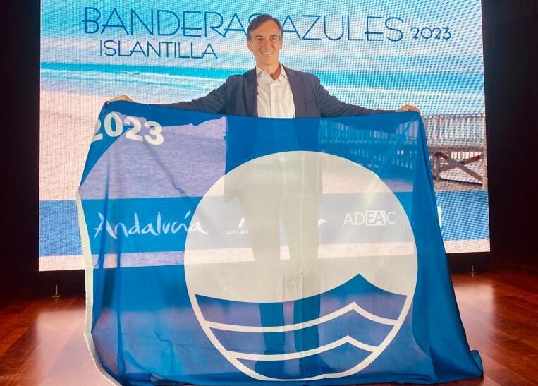 Rafael Aznar posando con la Bandera Azul