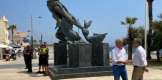 ¿Visita institucional o acto de partido? Bendodo con Fernandez en el paseo marítimo de Sabinillas