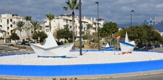 Homenaje a familias de pescadores locales barcas-rotonda